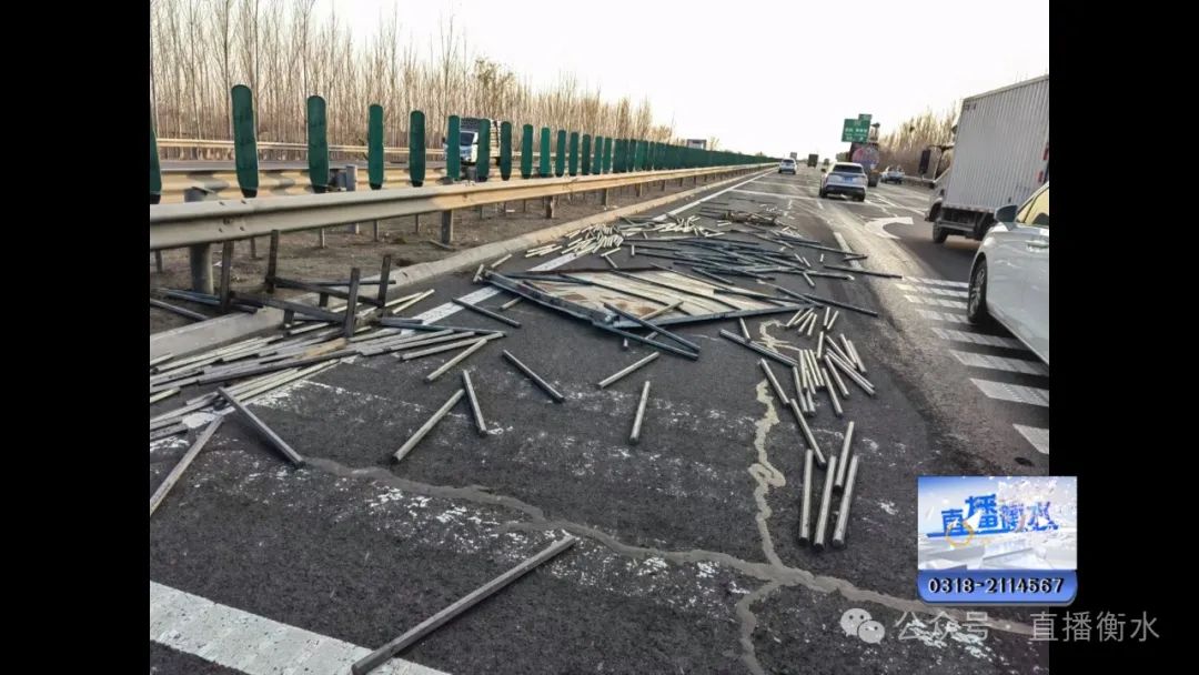 河北小货车高速侧翻事故