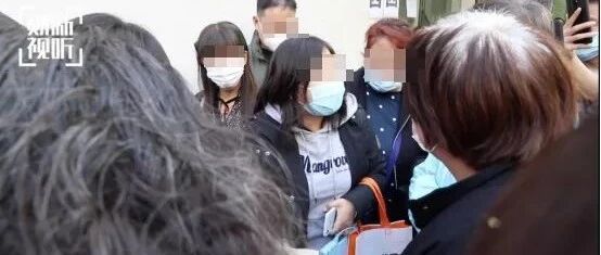 知名教育公司爆雷、近千名家长维权：中国父母为何如此焦虑？