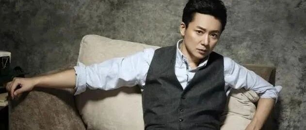 52岁帅大叔《开端》里演技炸裂：初婚净身出户，二婚娶小娇妻，却因摸小鲜肉手上了热搜