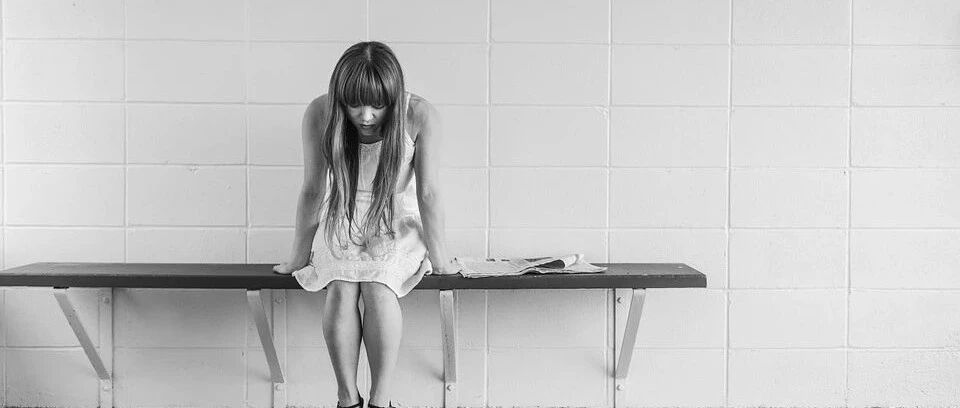 热水浇头、钳子拔牙、胳膊掰断……6岁女童被亲妈狂虐：有些父母，不配生孩子