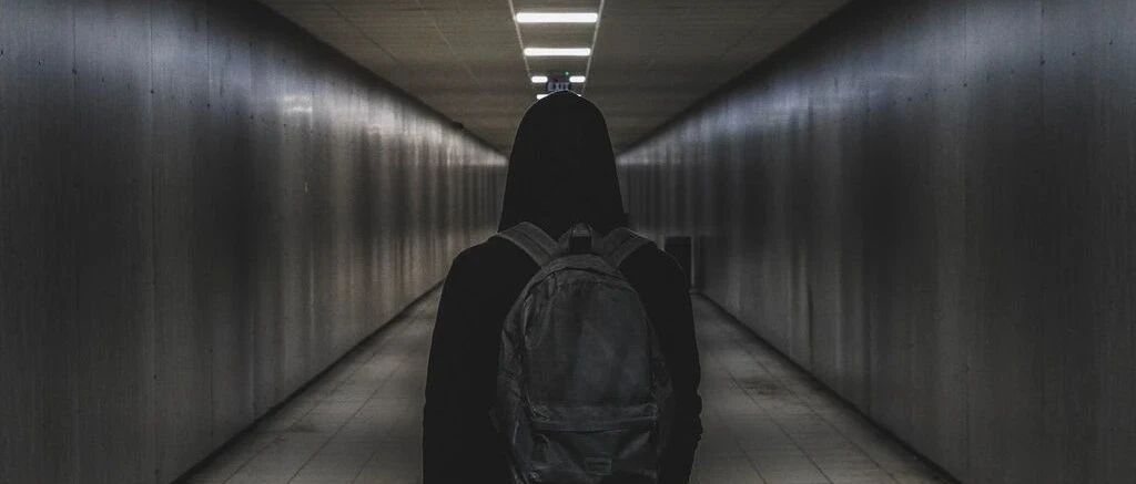 漂亮温柔的教师女友竟然整垮了前男友的公司！她的报复心让我害怕…