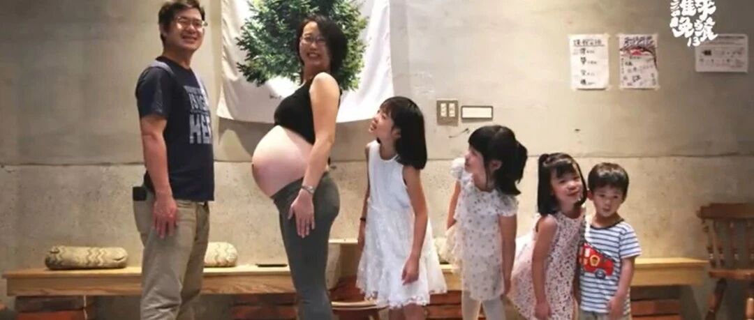 39岁全职太太为省钱厕所产子，10年连生6胎，公婆痛哭：求你别生了！