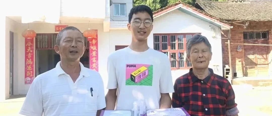 抱着妈妈遗照上清华的常德男孩：“你们错了！我才不是寒门贵子。”