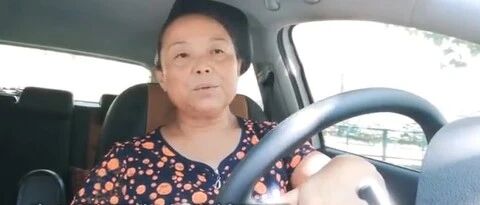 结婚几十年，忍了半辈子！56岁的她因“私奔”爆红：女人后半生，爱自己就对了！