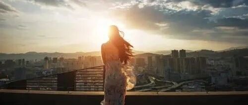 “跳楼前，她还想给孩子喂口奶”，压垮女人的不是离婚，不是出轨，而是……