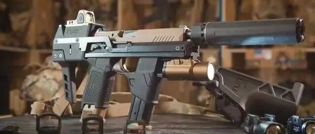 西格绍尔公司推出MP17手枪，外形特别似冲锋枪，有2个弹夹和枪托