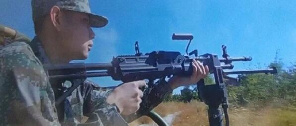 国产新型班用机枪加归弹链供弹，我们步兵班火力大为增强