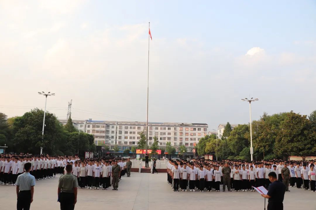 踔厉奋发趁青春 迎难而上拼未来——淮阳一高举行2024级高一新生军训启动仪式