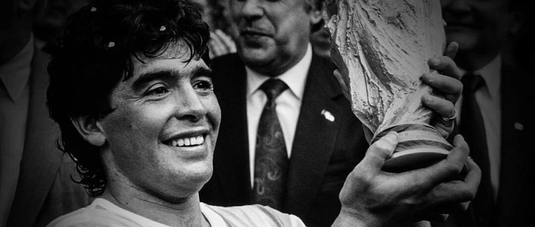 上帝终究收回了他的那只手，再见了马拉多纳，再见了球王