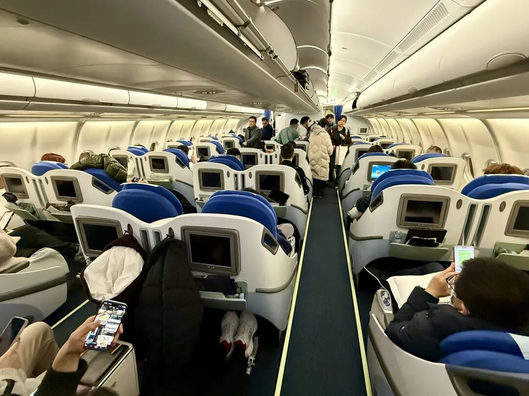 东航A330滑滑梯商务舱体验反差大 SHA国际休息室几乎包场不加价