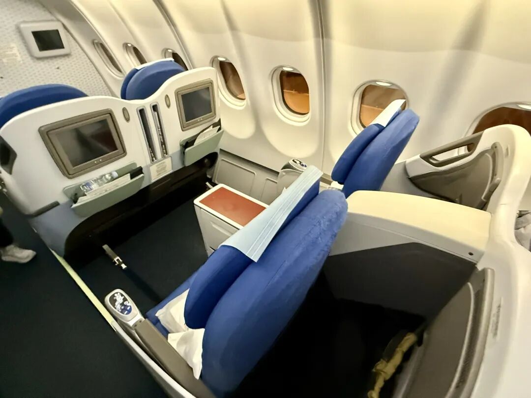 东航A330滑滑梯商务舱体验反差大 SHA国际休息室几乎包场不加价