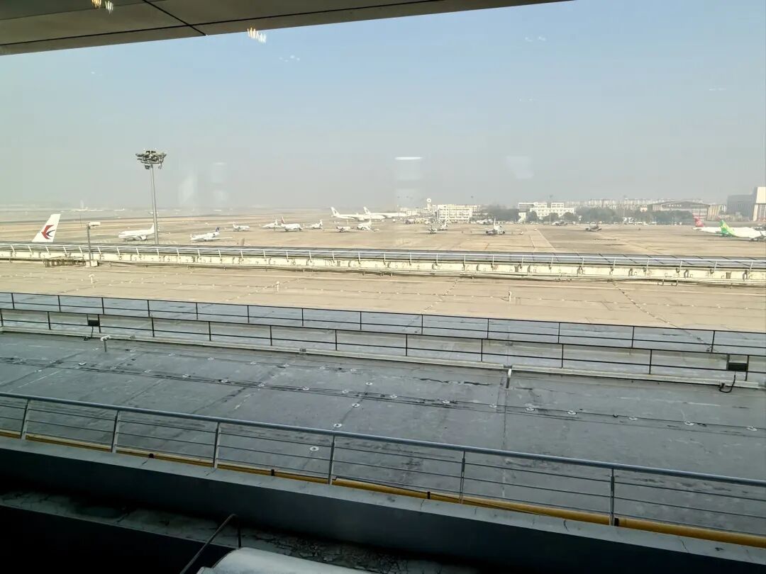 东航A330滑滑梯商务舱体验反差大 SHA国际休息室几乎包场不加价