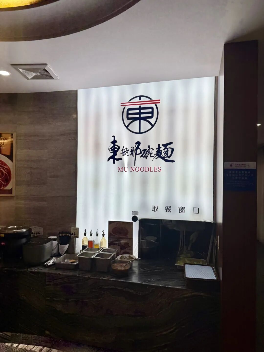 东航A330滑滑梯商务舱体验反差大 SHA国际休息室几乎包场不加价