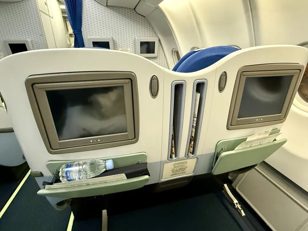 东航A330滑滑梯商务舱体验反差大 SHA国际休息室几乎包场不加价
