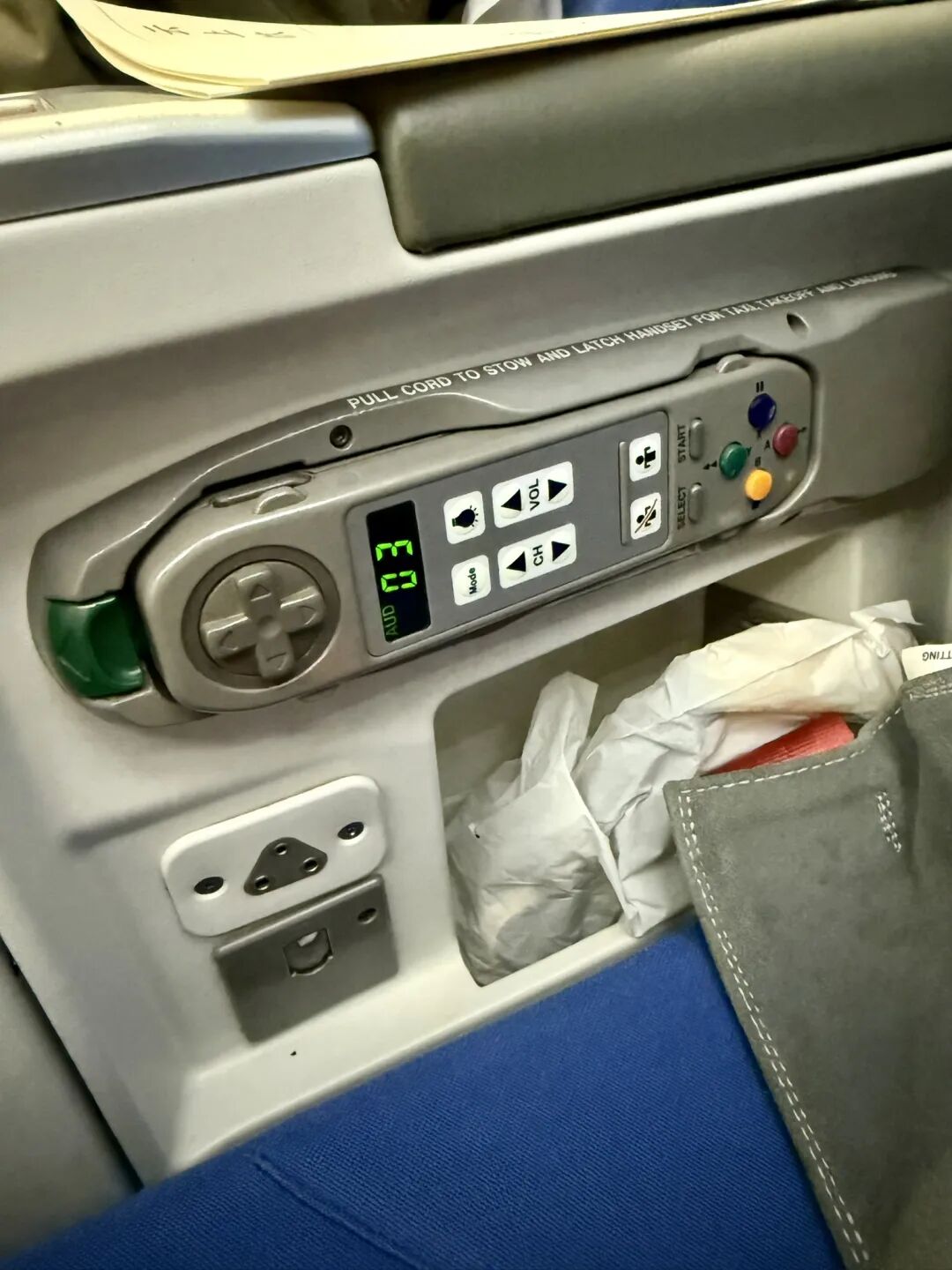 东航A330滑滑梯商务舱体验反差大 SHA国际休息室几乎包场不加价