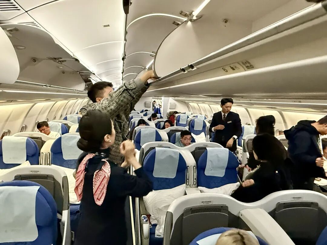 东航A330滑滑梯商务舱体验反差大 SHA国际休息室几乎包场不加价