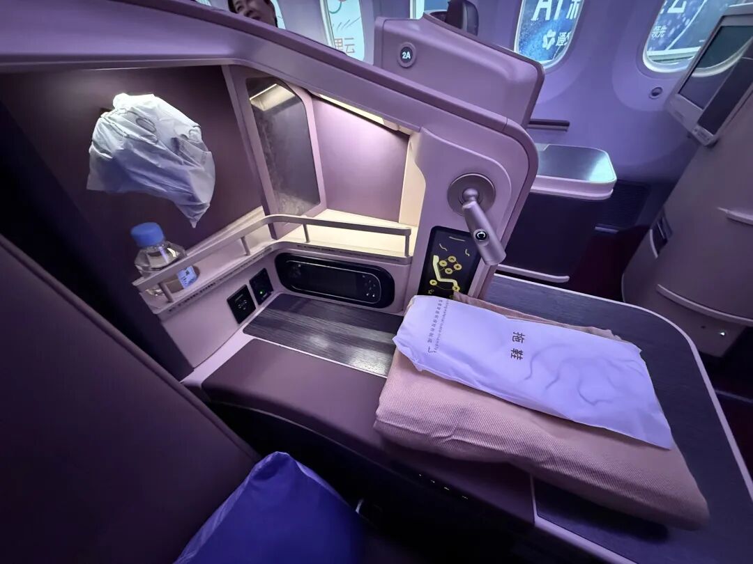 深圳飞上海吉祥航空B787-9商务舱体验 Bulkhead座位脚垫宽敞 1800元现金票