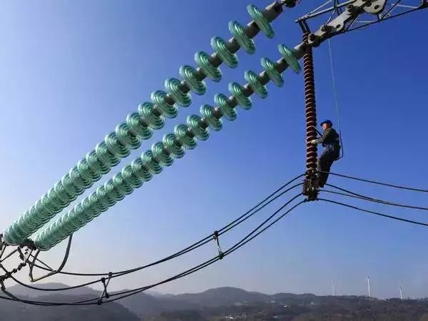 如何判断电力铁塔的电压？的图13