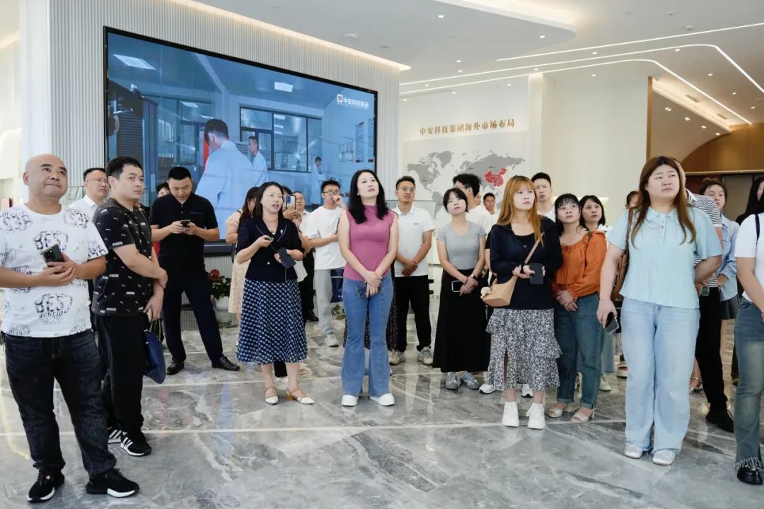 思南縣領導、企業(yè)家代表團蒞臨中安科技集團參觀交流 