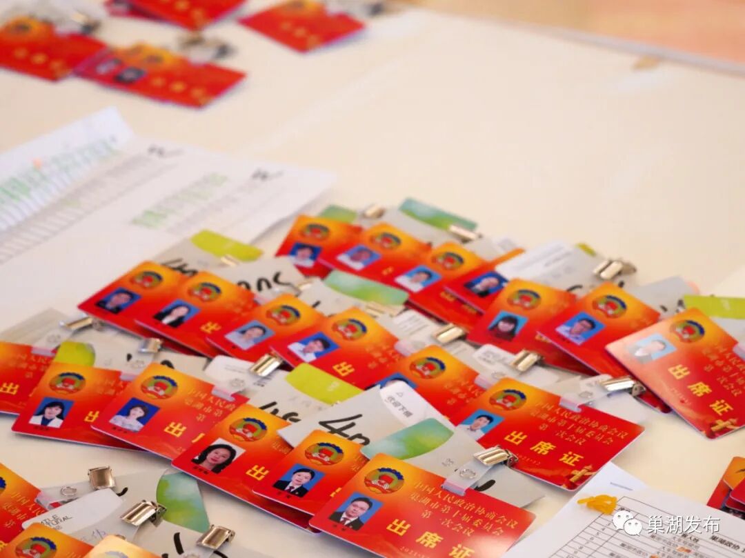 政协委员们依次出示安康码和行程码,测温,登记报到,领取证件和相关