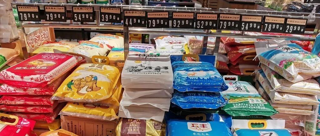 粮价涨至十年高位，自己扛还是消费者买单？企业：涨不涨价都是错