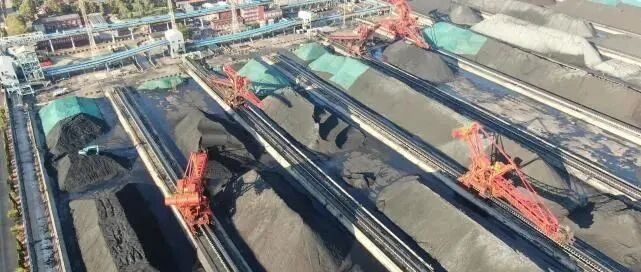 煤炭贸易商被曝囤货8万吨，发改委出手当晚连夜送煤：趁着高价卖了