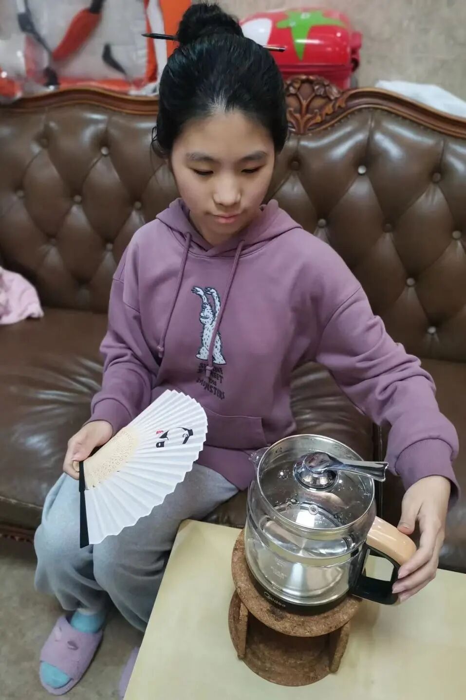 居右者椎髻仰面,左手倚一衡木,右手攀右趾,若啸呼状.