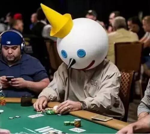 Tom Dwan穿成这样，你敢认？｜扑克趣事