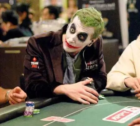 Tom Dwan穿成这样，你敢认？｜扑克趣事