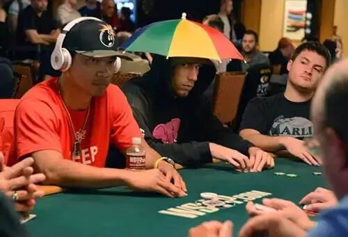 Tom Dwan穿成这样，你敢认？｜扑克趣事