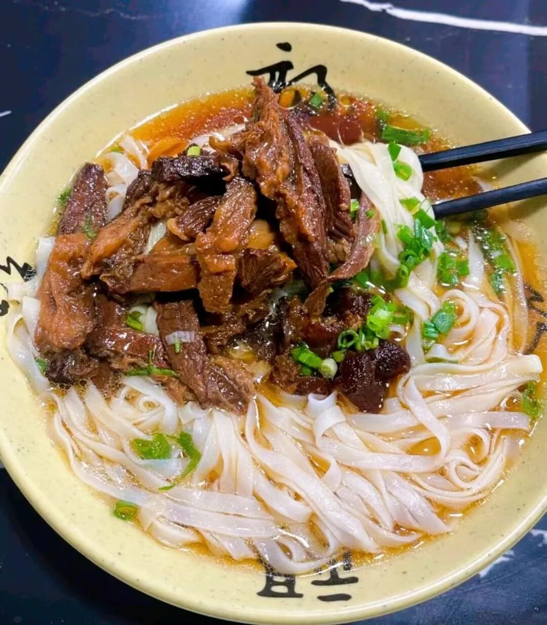 汇味轩牛腩粉霞山汇味轩是一家老字号早餐店,河粉爽口q弹,和外地的