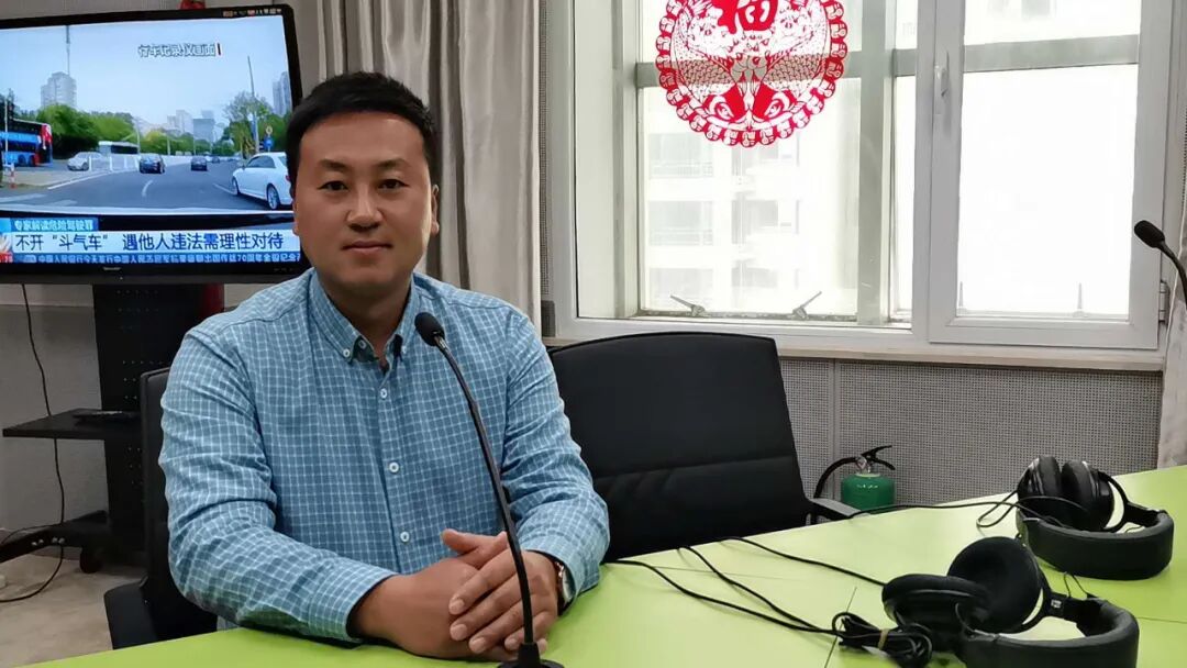 张掖市芦水湾旅游度假区管理办公室主任   雷鹏主持人大春与嘉宾合影