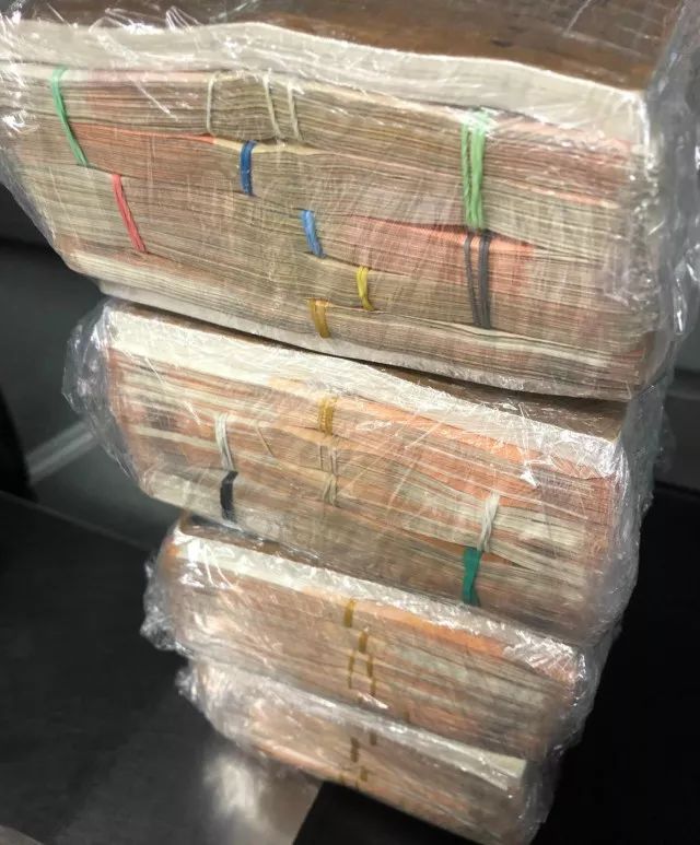 恐怖！华人男子过海关把700万钞票钉成书，当场被查出后竟不要了！