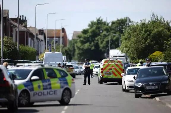 13人死伤！男子持刀闯入，见人就砍，血流满地！英王哀悼...（组图） - 9