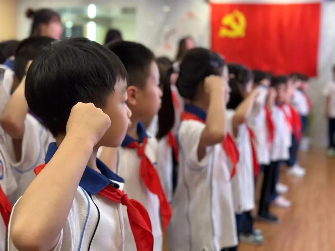 戴上红领巾,敬队礼,庄严宣誓……ta们成为少先队员了!