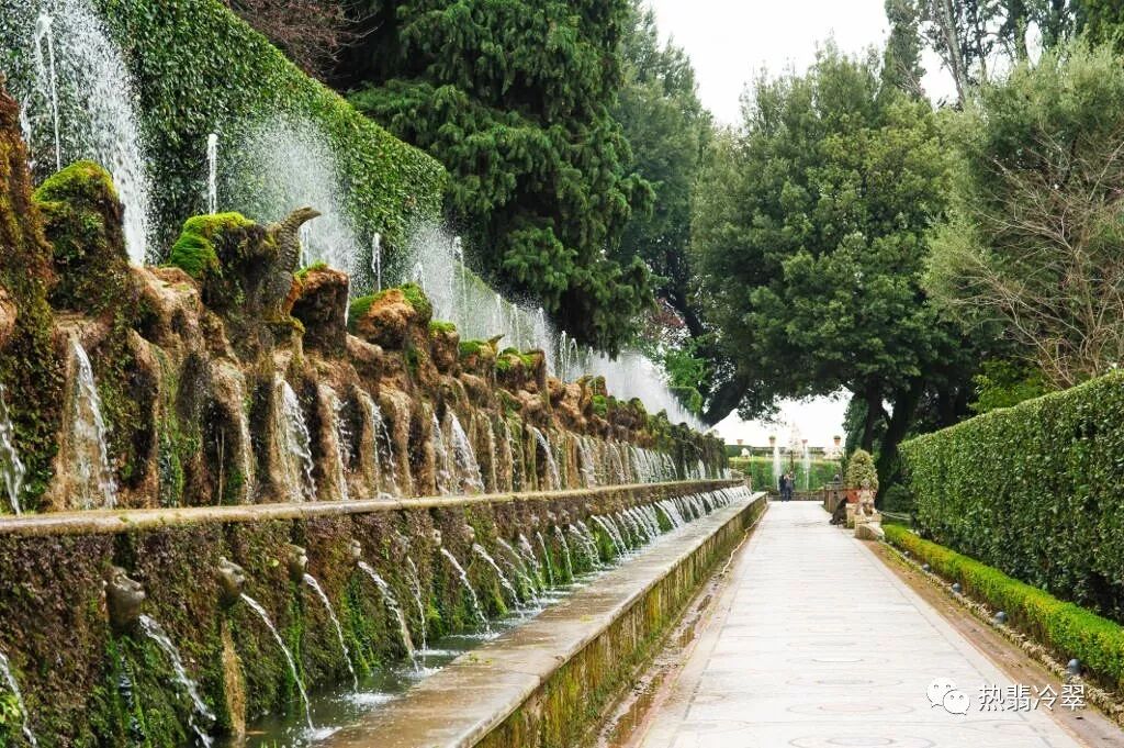 "不眠龙喷泉"上面,和中轴线垂直的中心大街上列满了长长的一排喷泉