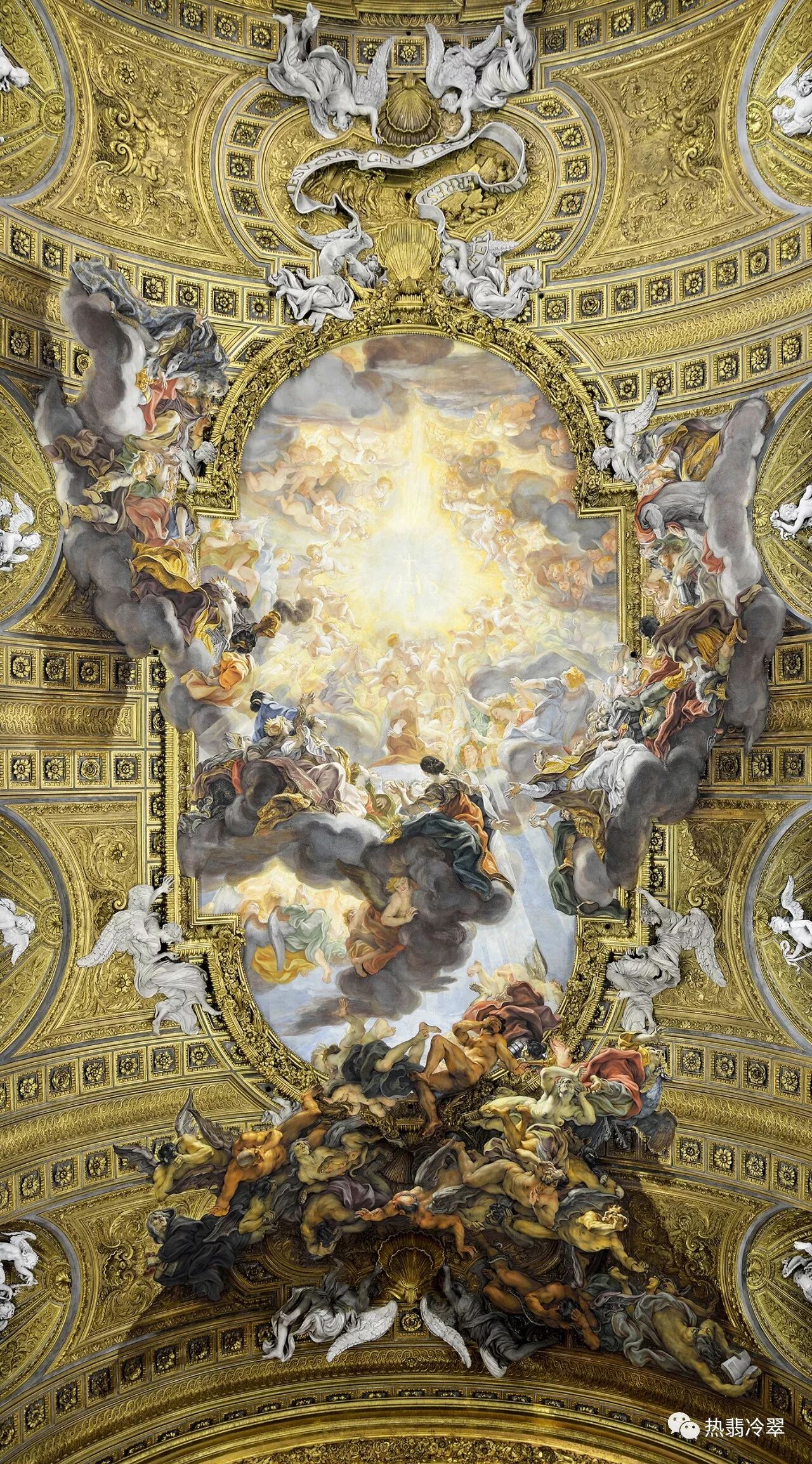 天顶画《耶稣圣名的胜利》天顶画最亮的部分有耶稣会的标志"ihs",可以