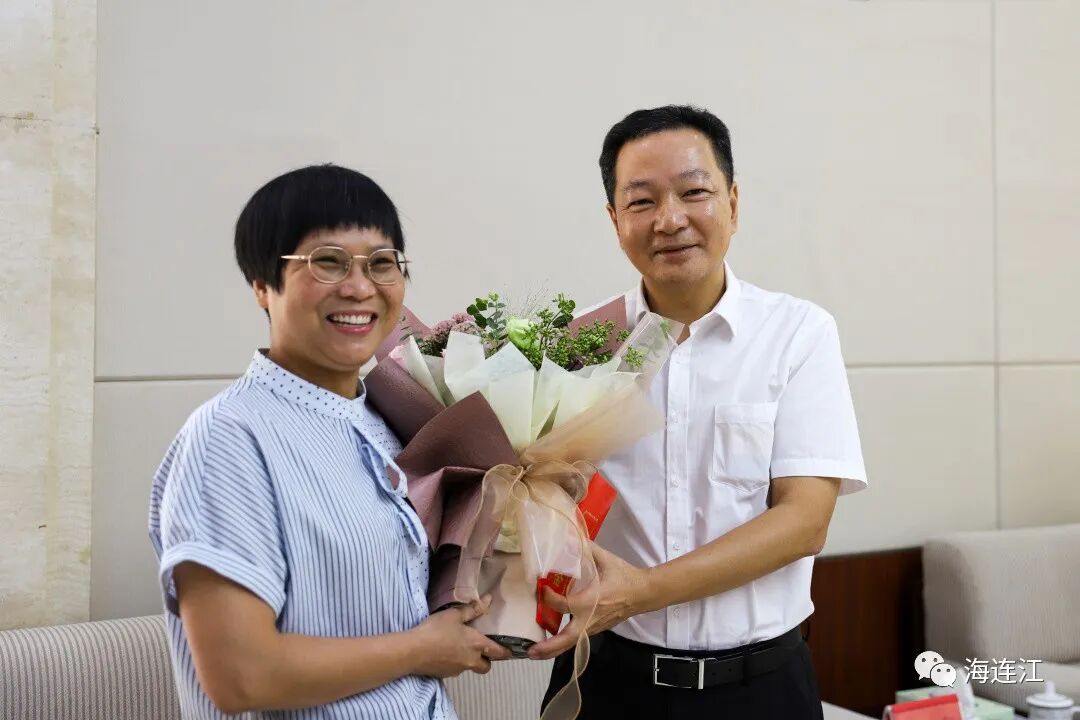 会后,陈劲松还与透堡中学教师庄珍钦,连江一中教师曾辉进行亲切交谈