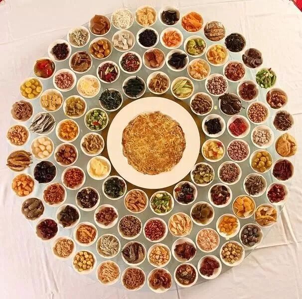  ▲ 在潮汕，搭配白糜的有变化多端的冷盘咸菜，人们称这些咸菜为“杂咸”。