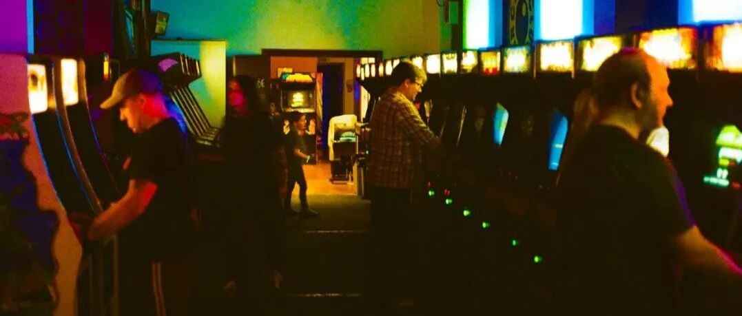 玩街机游戏的英国人丨触乐