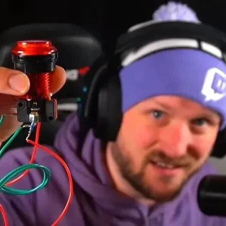 主播用一个按钮打通《黑暗之魂3》，图什么？