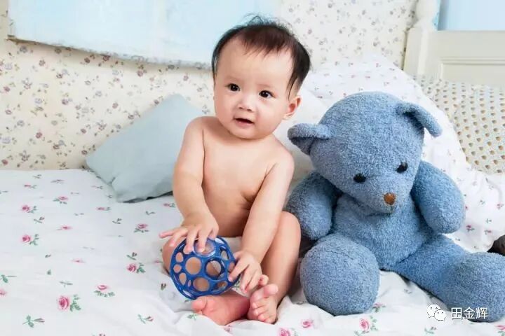 为什么剪脐带要先夹住【孕校素材】新生儿出生后抓住剪子不松手，被抢走后放声大哭，剪脐带会痛吗？_https://www.jmylbn.com_新闻资讯_第7张