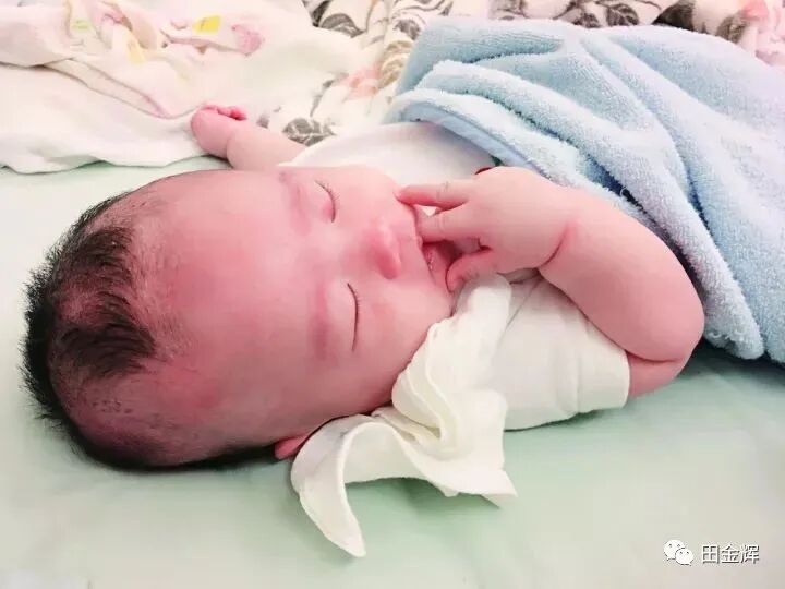 为什么剪脐带要先夹住【孕校素材】新生儿出生后抓住剪子不松手，被抢走后放声大哭，剪脐带会痛吗？_https://www.jmylbn.com_新闻资讯_第10张