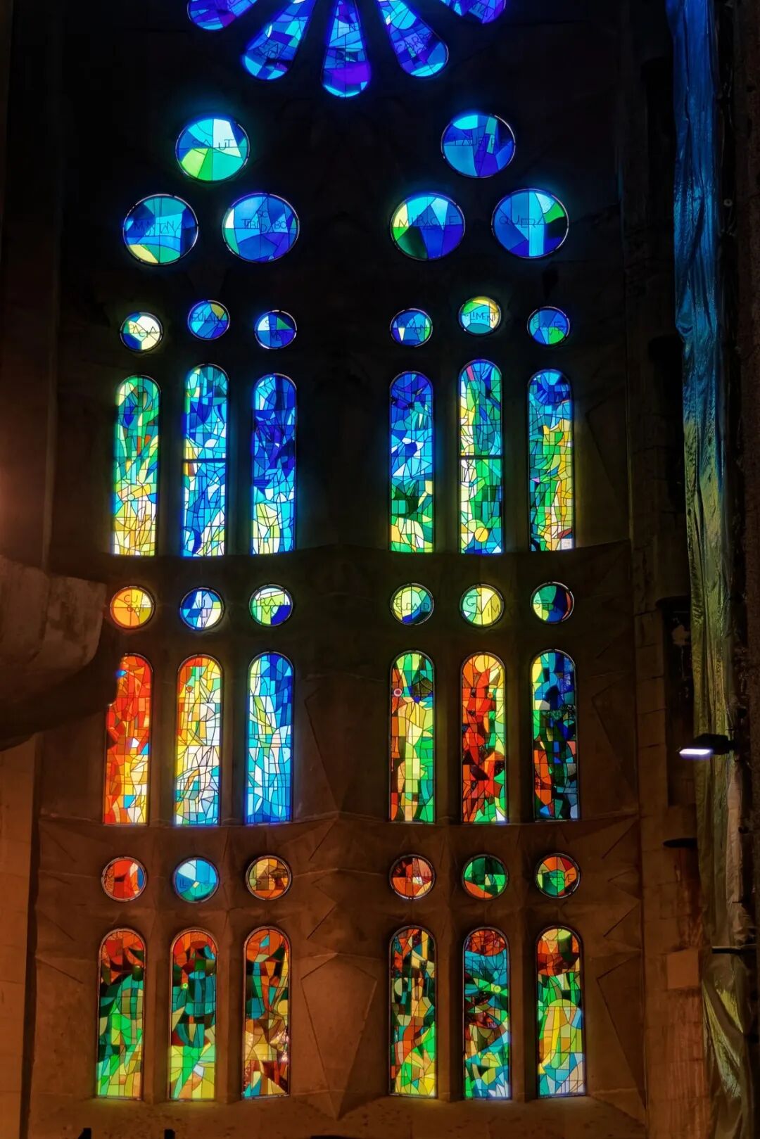 世界上最美的彩色玻璃花窗每一扇都藏着一段经典历史