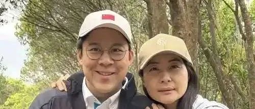 郭晶晶一家六口游大同,穿着普通无保镖开道,79岁霍震霆爬3小时山也不累
