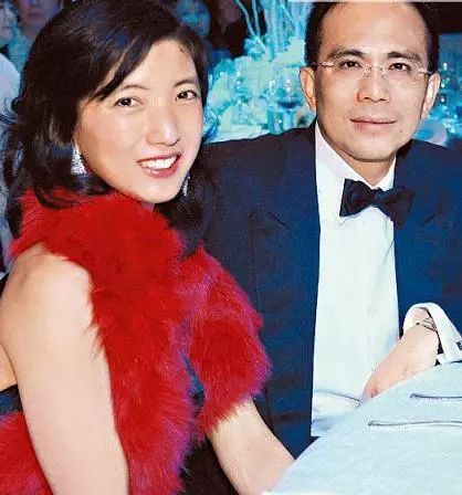 李嘉诚的大儿媳,李泽钜的妻子叫王俪桥,今年49岁,1993年与李泽钜结婚.