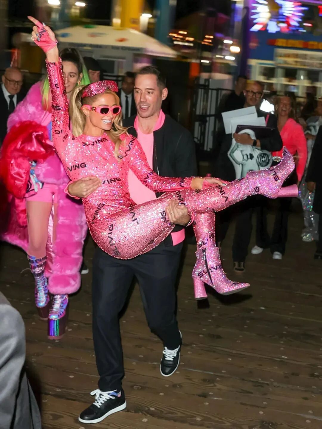 作为希尔顿家族的第四代千金,她被称为顶级白富美,身家高达30亿,从小