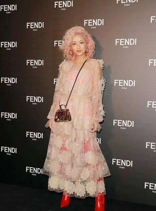 像陈奕迅的老婆徐濠萦就很有个性,顶着粉色钢丝卷和别人眼里的"奇装异