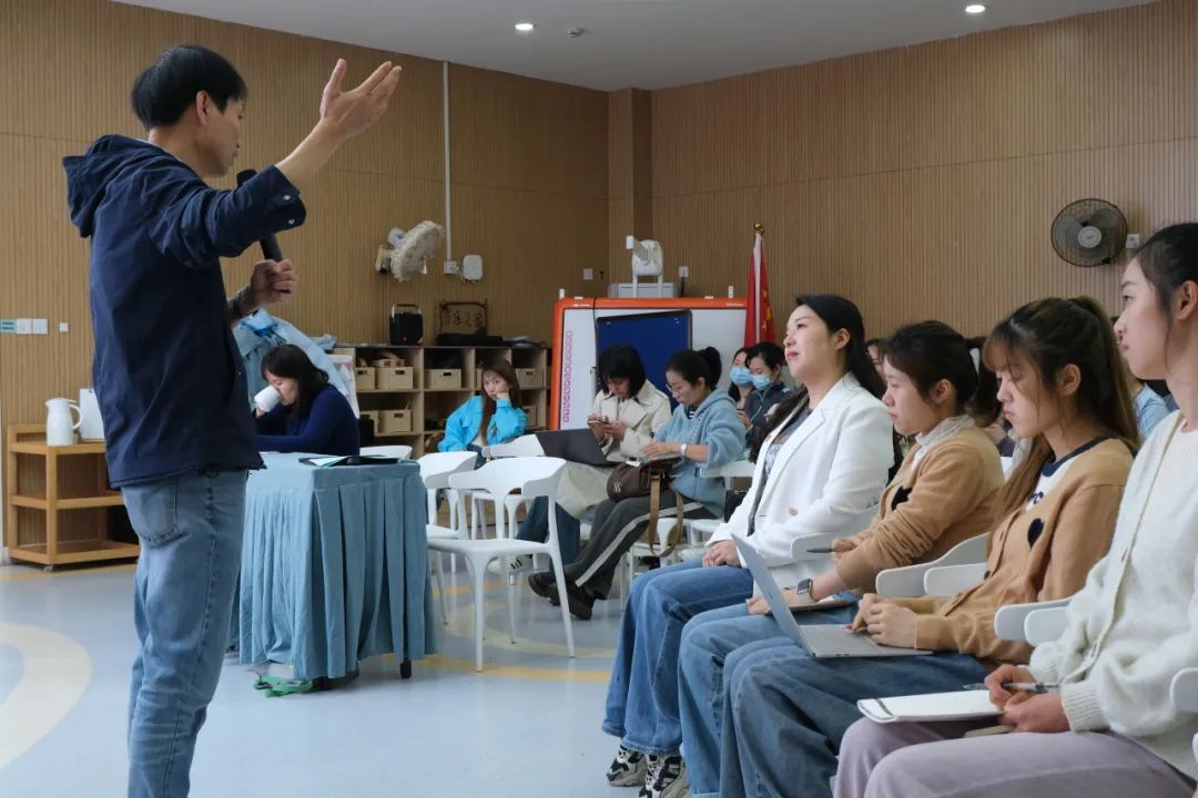 会秘书长、浙江师范大学杭州幼儿师范学院学前教育系副教授、硕士生导师此次活动特邀吕老师为老师们带来专题