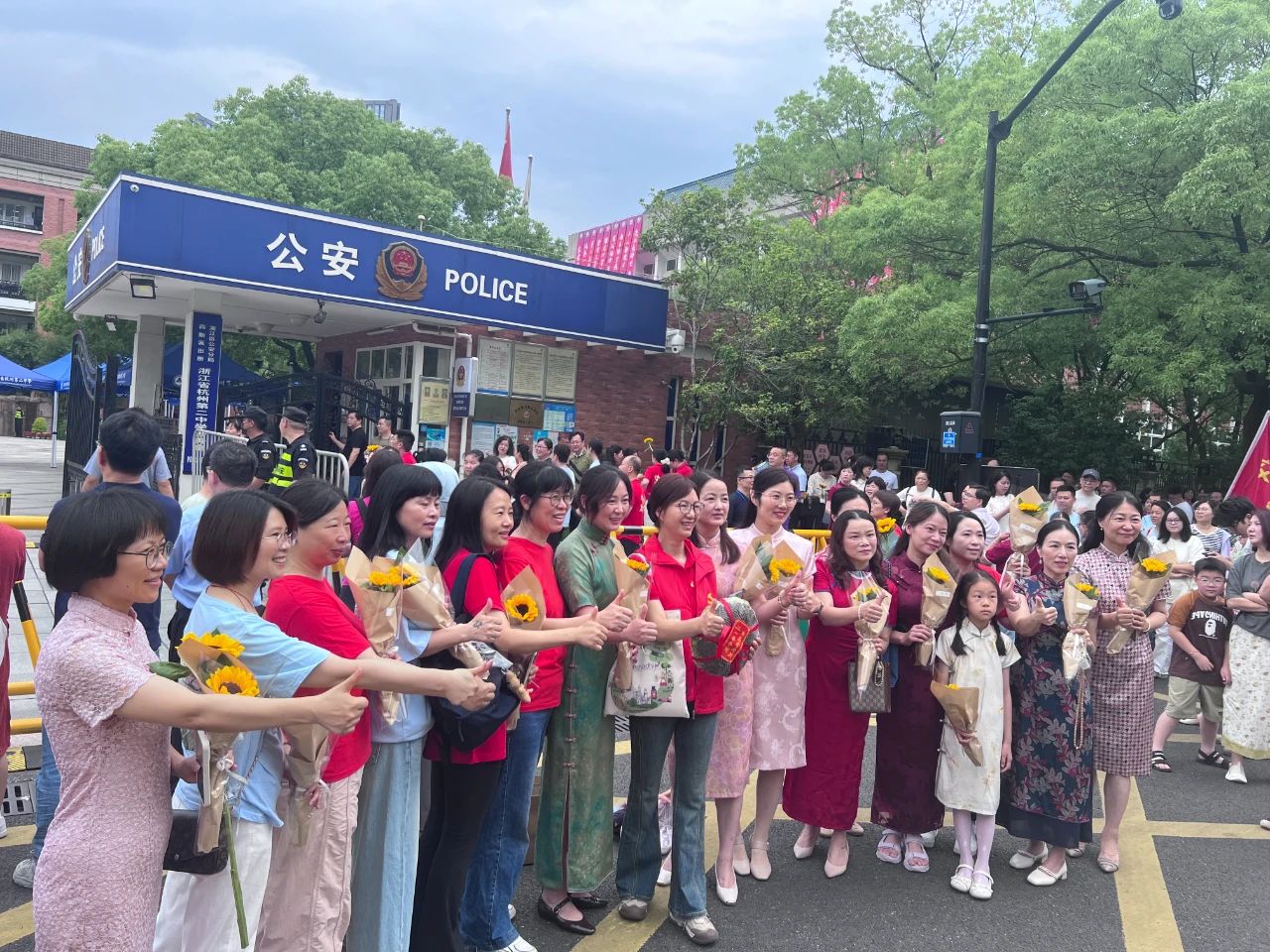 高考考场外的超绝松弛感家长,“缺席”，恰是最动人的“在场”！杭州80后妈妈“非典型..